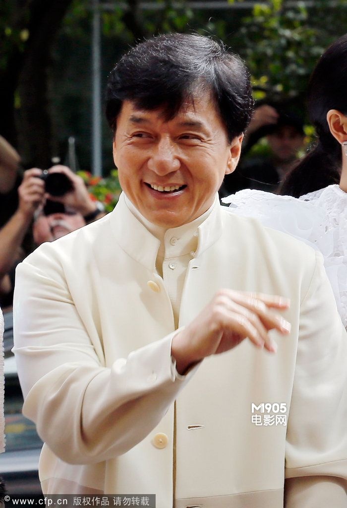 成龍最新圖片，展現(xiàn)陪伴與快樂的日常故事