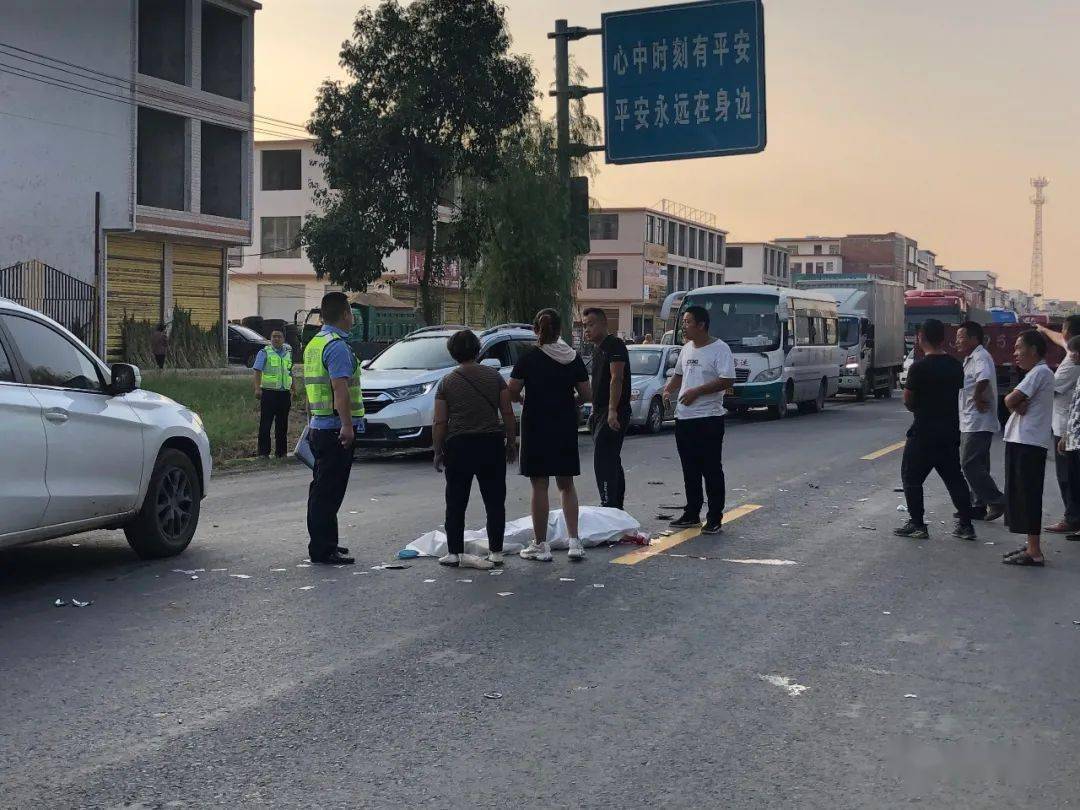 河南鄧州市車禍現(xiàn)場最新報道，事故現(xiàn)場直擊??????